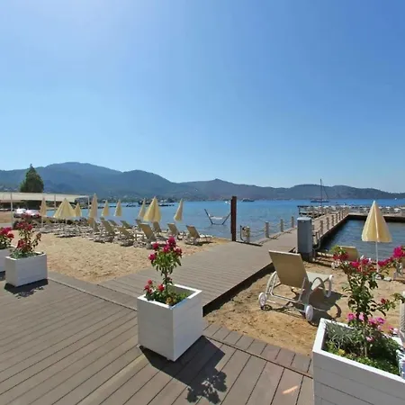 Poseidon Boutique And Yacht Club